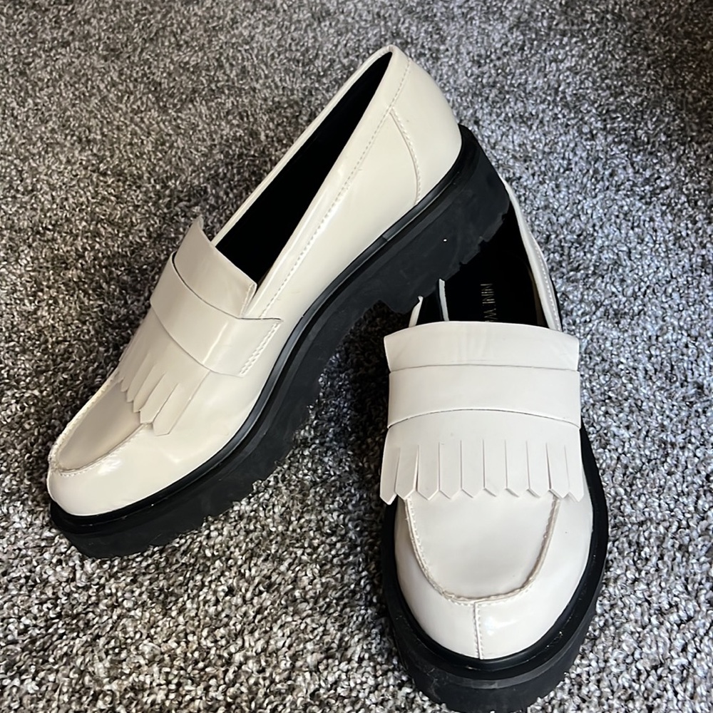 Nine west ivory and black leather loafers